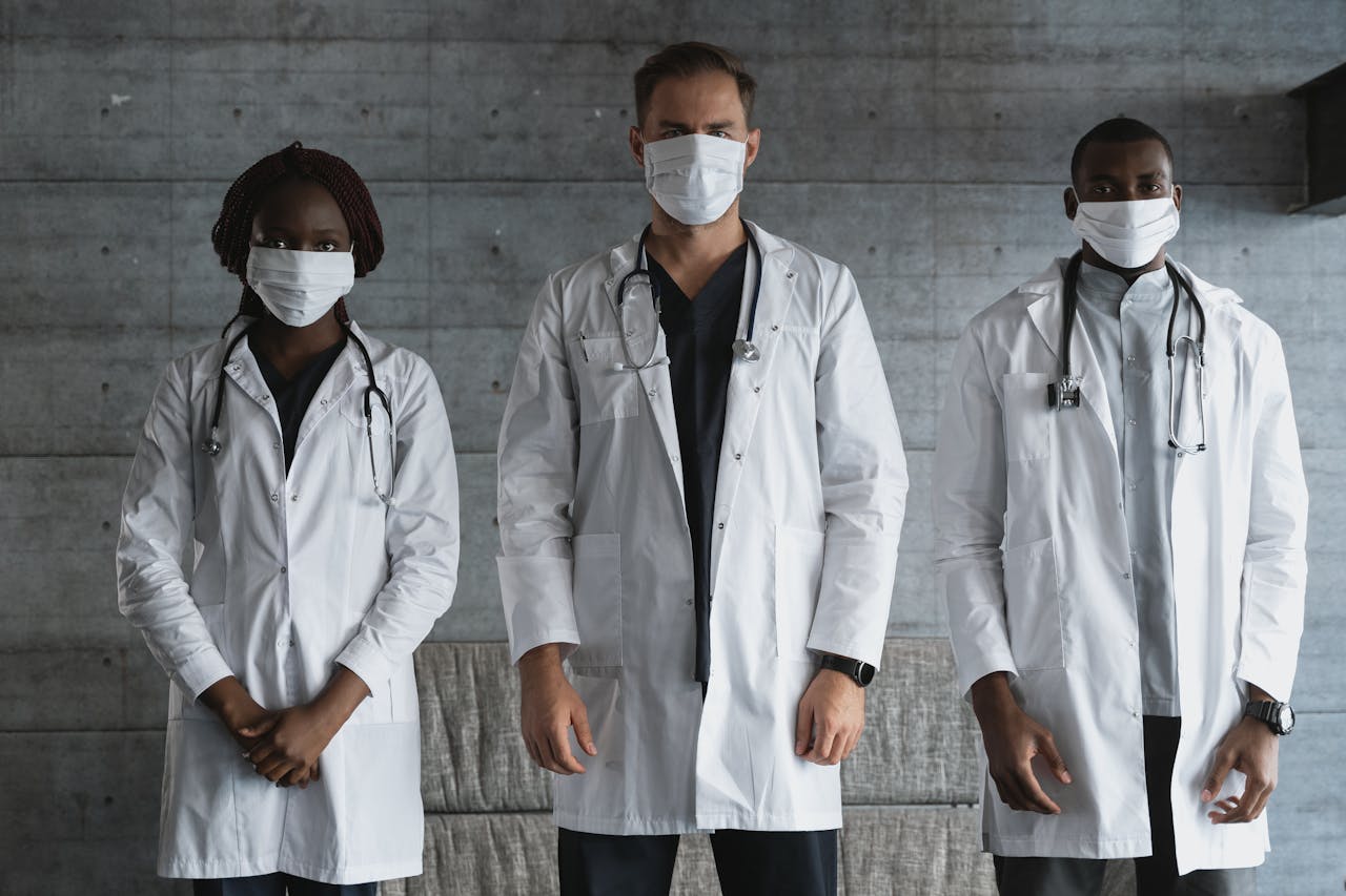 Sztuka przyciągania czytelników: Twój atrakcyjny tytuł wpisu A diverse group of doctors in white coats and masks standing indoors, signifying unity in healthcare.